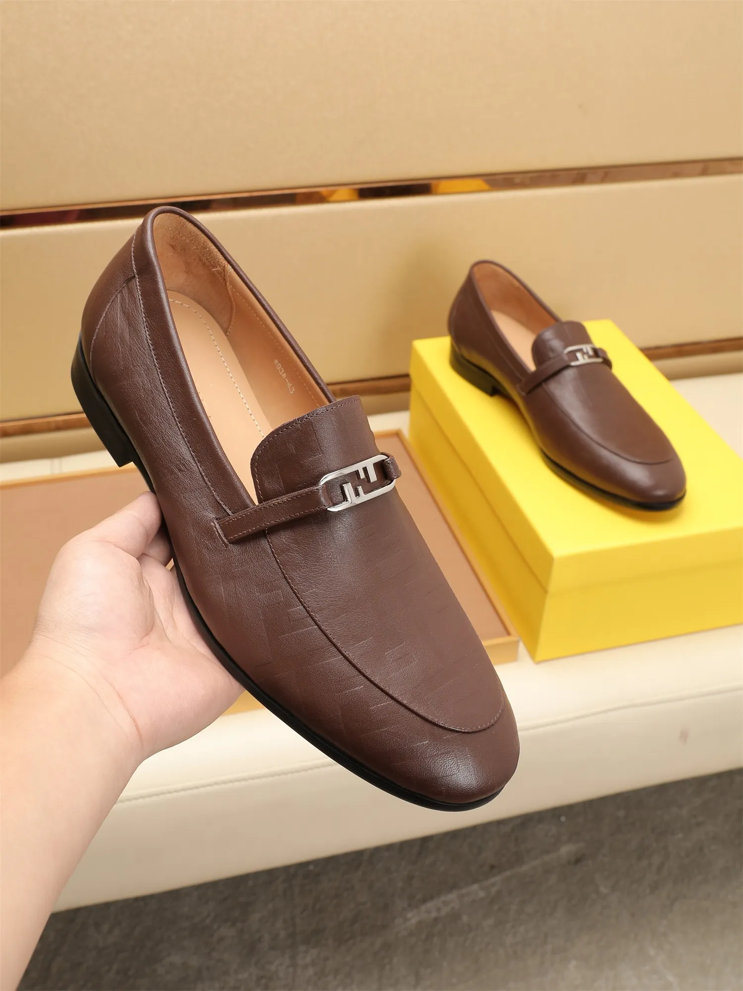 Men's shoes💰460 🕷🕷【FENDI】The latest men's formal leather shoes🇨🇳Classic series not to be missed💯The first layer is made of imported first-layer cowhide☘Original quality, the leather is smooth and delicate🎋Awesome version, perfect streamlined outline🍇Cowhide lining, size 38-44 (customized at 45.46)...